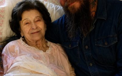 Meine 81-jährige Mutter engagierte einen tätowierten Biker als Pflegekraft, und als ich den Grund dafür erfuhr, zitterten mir die Knie.