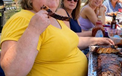 Meine Schwiegermutter kam früher mit ihrer ganzen Familie zu jedem Grillfest zu uns, um kostenlos bei uns zu essen. Als sie am 4. Juli ohne etwas mitbrachte, beschloss ich, ihr eine Lektion zu erteilen, die sie nie vergessen würde.