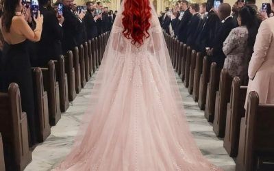 Mir fiel etwas Seltsames an der Braut auf der Hochzeit meiner besten Freundin auf: Als ich ihr Kleid hochhob, waren alle schockiert.
