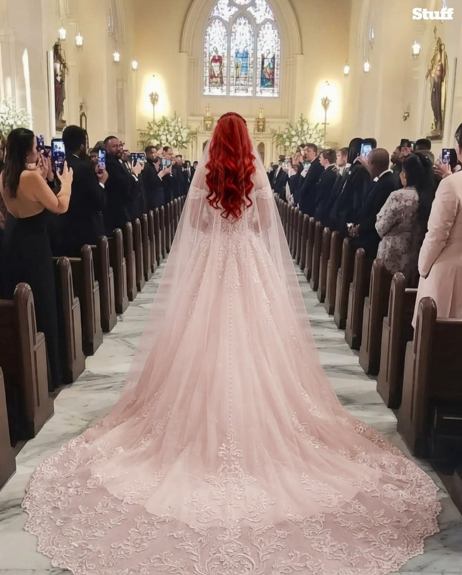 Mir fiel etwas Seltsames an der Braut auf der Hochzeit meiner besten Freundin auf: Als ich ihr Kleid hochhob, waren alle schockiert.
