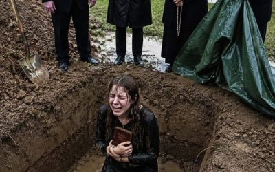 Mein Vater legte das Sparbuch meiner Großmutter in ihr Grab und sagte: „Lass es mit der alten Frau verrotten.“
