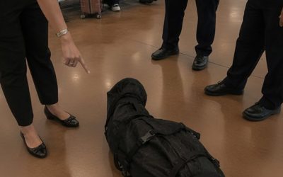 Ich hatte zugestimmt, die Tasche eines Fremden am Flughafen aufzubewahren, bereute es aber sofort, als die Sicherheitskräfte und die Polizei eintrafen.