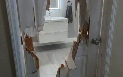Auf dem Heimweg sah ich die zerstörte Badezimmertür. – Als ich erfuhr, was geschehen war, reichte ich die Scheidung ein.