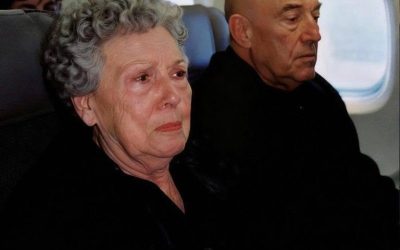 Ich war auf dem Weg zur Beerdigung meines Sohnes, als ich die Stimme des Piloten hörte – mir wurde klar, dass ich ihn seit 40 Jahren kannte. Ich bin Frau Miller, 63 Jahre alt, und letzten Monat bestieg ich ein Flugzeug nach Montana, um meinen Sohn zu beerdigen. Mein Mann…