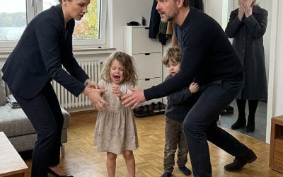 An dem Tag, an dem ich zwei barfüßige Zwillingsmädchen verlassen auf der Veranda meiner verstorbenen Frau fand, wollte meine eigene Familie sie hinauswerfen, ohne eine einzige Frage zu stellen.