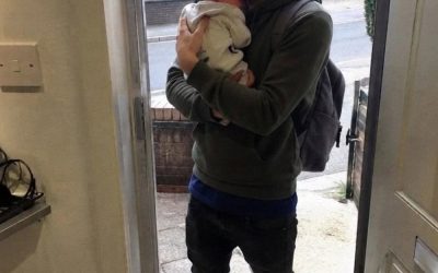 Mein Mann hat unseren 18-jährigen Sohn aus dem Haus geworfen – ein Jahr später kam er mit einem Neugeborenen im Arm und einem Koffer zurück,