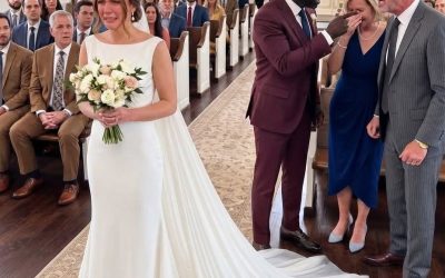 Mein Vater lachte und sagte mir, ich solle allein in die Kirche gehen, weil ich ja einen Niemand heiraten würde. Meine Mutter setzte sich neben ihn in die letzte Reihe, während ich allein mit meinem Brautstrauß hineinging.