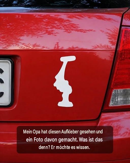 Mein Opa hat diesen Aufkleber gesehen und ein Foto davon gemacht. Was ist das denn?? 🤯🤯 Er will es unbedingt wissen.