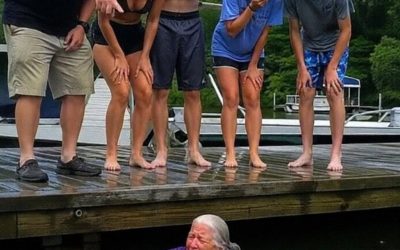 Der Enkel stieß seine Großmutter zum Spaß in den See, obwohl er genau wusste, dass sie nicht schwimmen konnte und Angst vor Wasser hatte. Die Verwandten standen daneben und lachten, aber keiner von ihnen konnte sich vorstellen, was die Frau tun würde, sobald sie wieder aus dem Wasser war.
