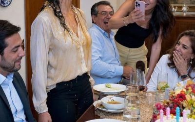 Meine Schwägerin warf mir einen Teller Suppe auf und die ganze Familie lachte. Sie wussten nicht, dass die Frau, die sie gedemütigt hatten, diejenige war, die ihre Geschäfte hielt. In einer Nacht schlossen seine drei Hotels gleichzeitig.